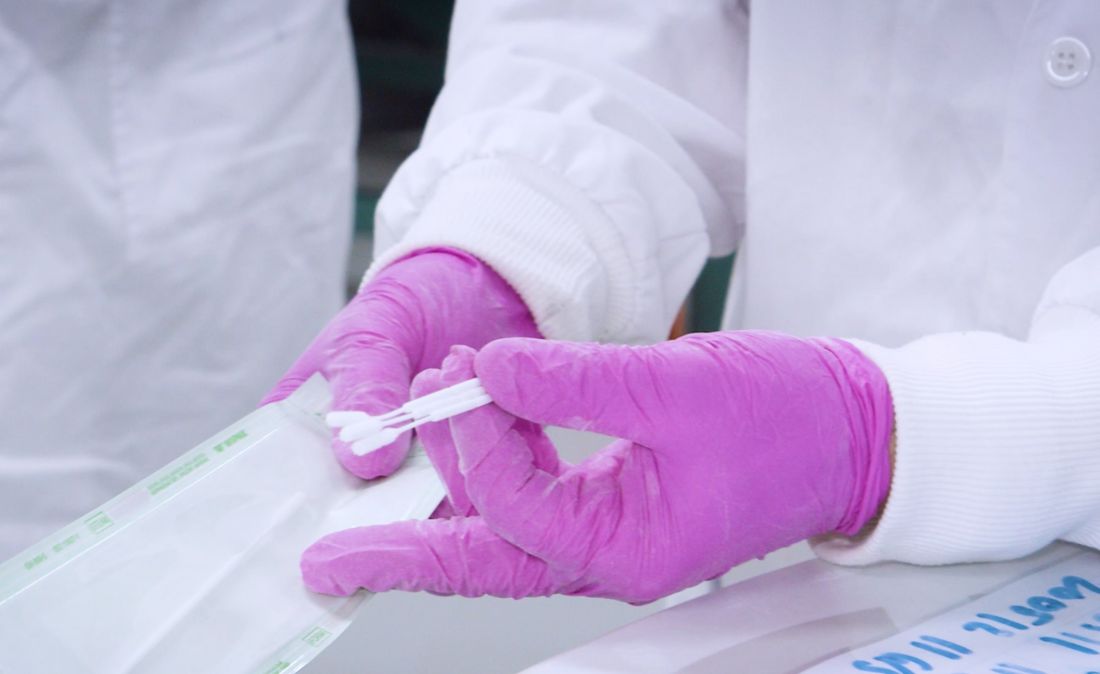 Image of the 3D printed swabs in the hands of a researcher.