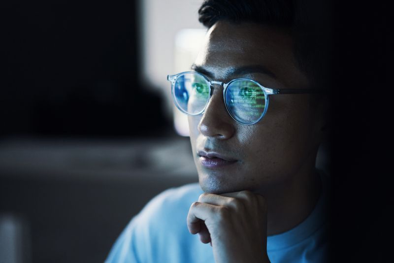Blue-light blocking lenses: marketing claims unsupported by clinical evidence, review finds