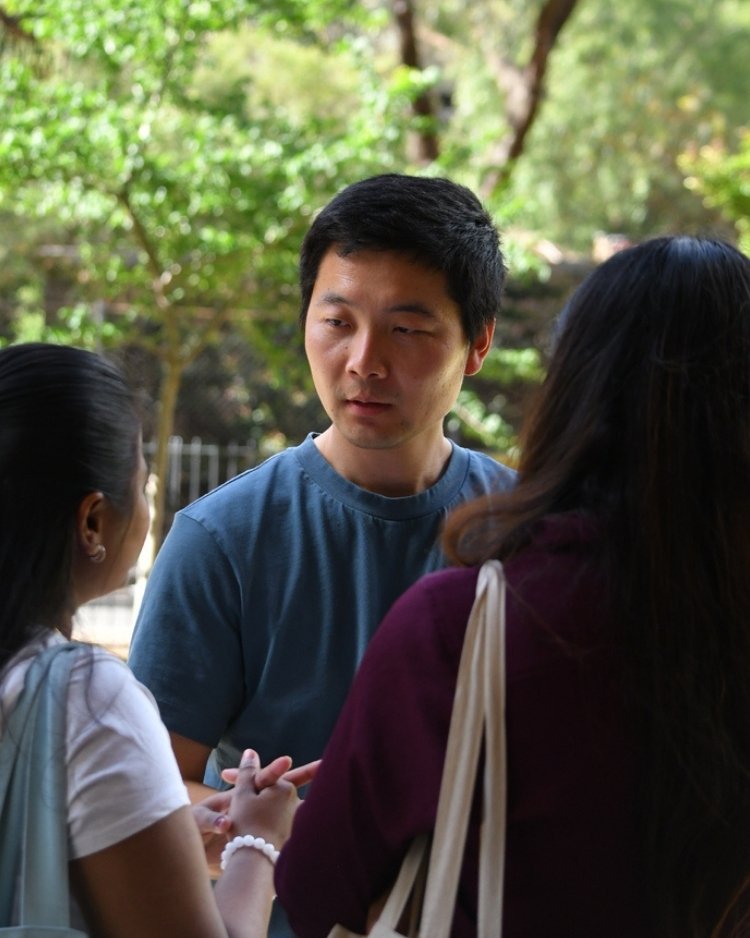 An alumni talking to two students