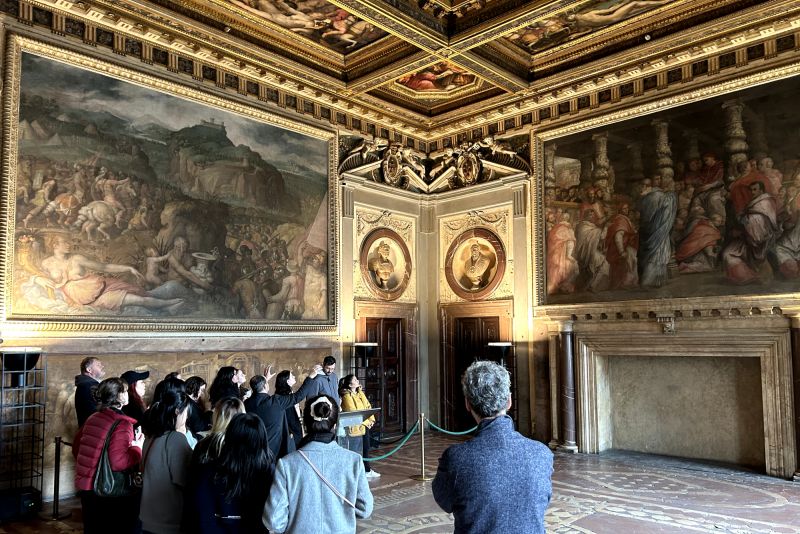 Students immersing themselves in Florence’s cultural history during the Leaders, Business and Culture intensive subject.