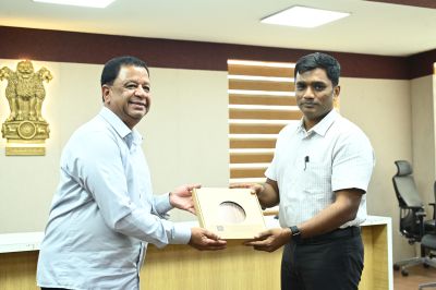 Dr. Narayana Bharath Gupta, IAS, Commissioner, Higher Education, Government of Andhra Pradesh, and Prof. Muthupandian Ashokkumar, Deputy Pro Vice-Chancellor (International), University of Melbourne, Australia, exchange the signed Memorandum of Understanding. Image: Andhra Pradesh Government