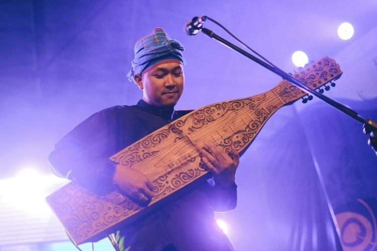 Rayhan performing on stage