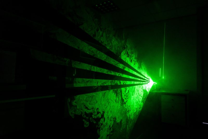 Illuminate vapor particles with green light in an office building