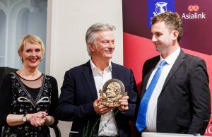 L-R Martine Letts, CEO of Asialink, Steve Waugh AO and Edward Dunlop, member of the Dunlop family. Image credit: Aaron Francis