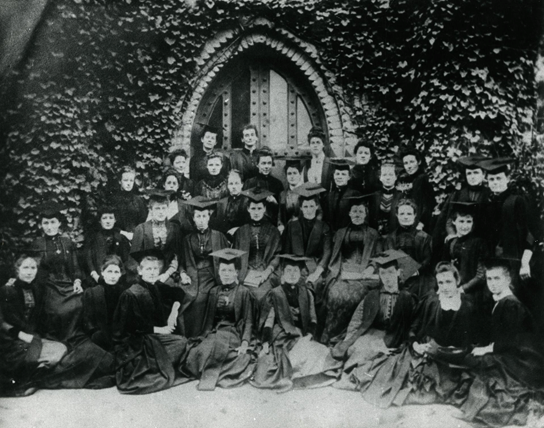 Fig 5: Women graduates, University of Melbourne. (UMA 2017.0071.00868) Women graduates, University of Melbourne. (UMA 2017.0071.00868)