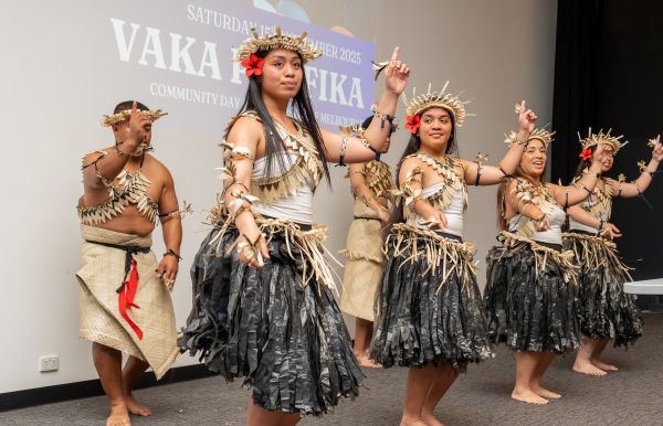 6 dancers from Kiribati community performing for an audience