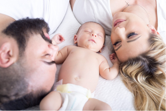 Image of an infant and its parents.