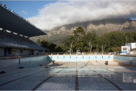 Image of an empty swimming pool.